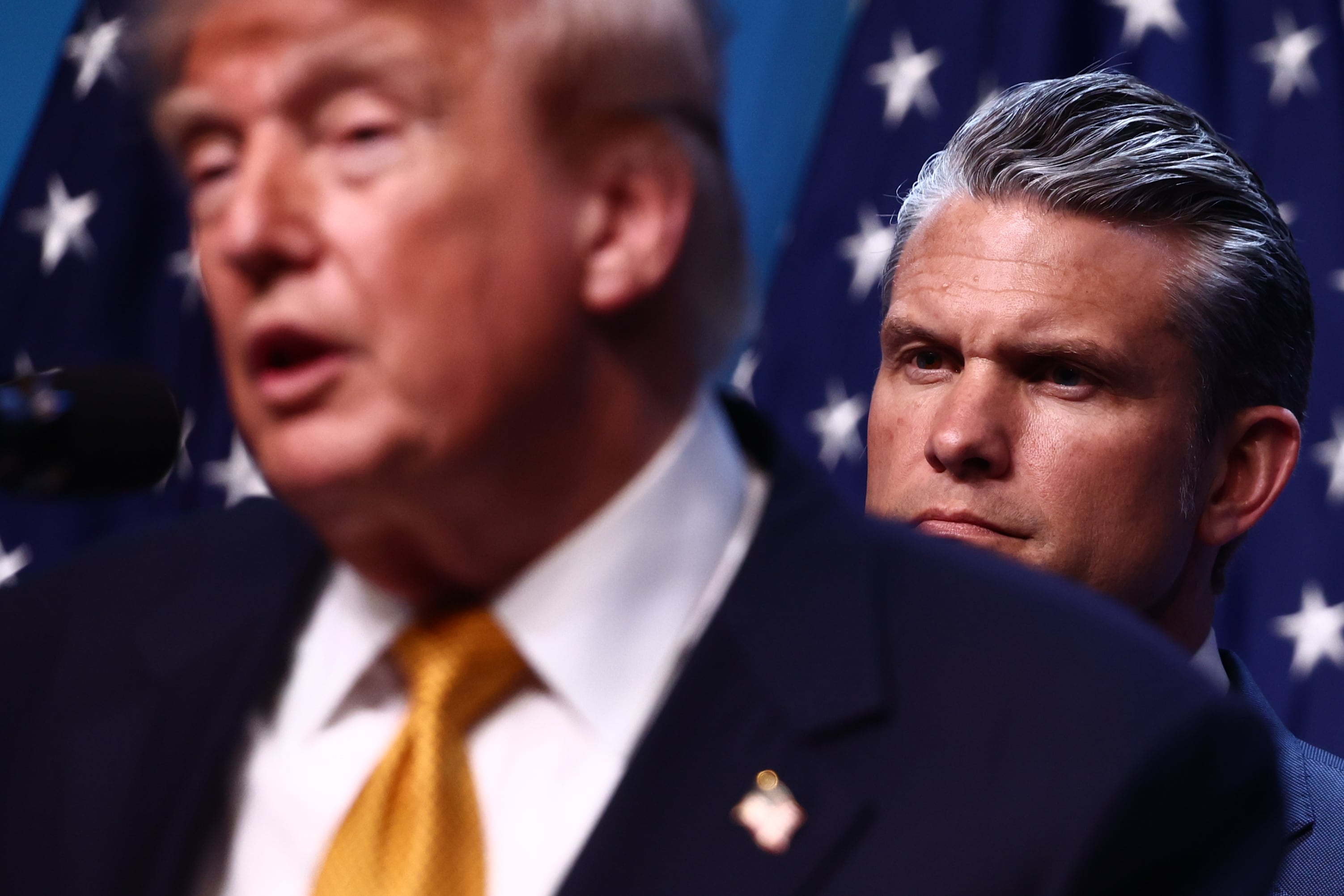 Casa Blanca negó desacuerdos entre Donald Trump y Pete Hegseth por escasez de municiones en Irán: Getty Images.