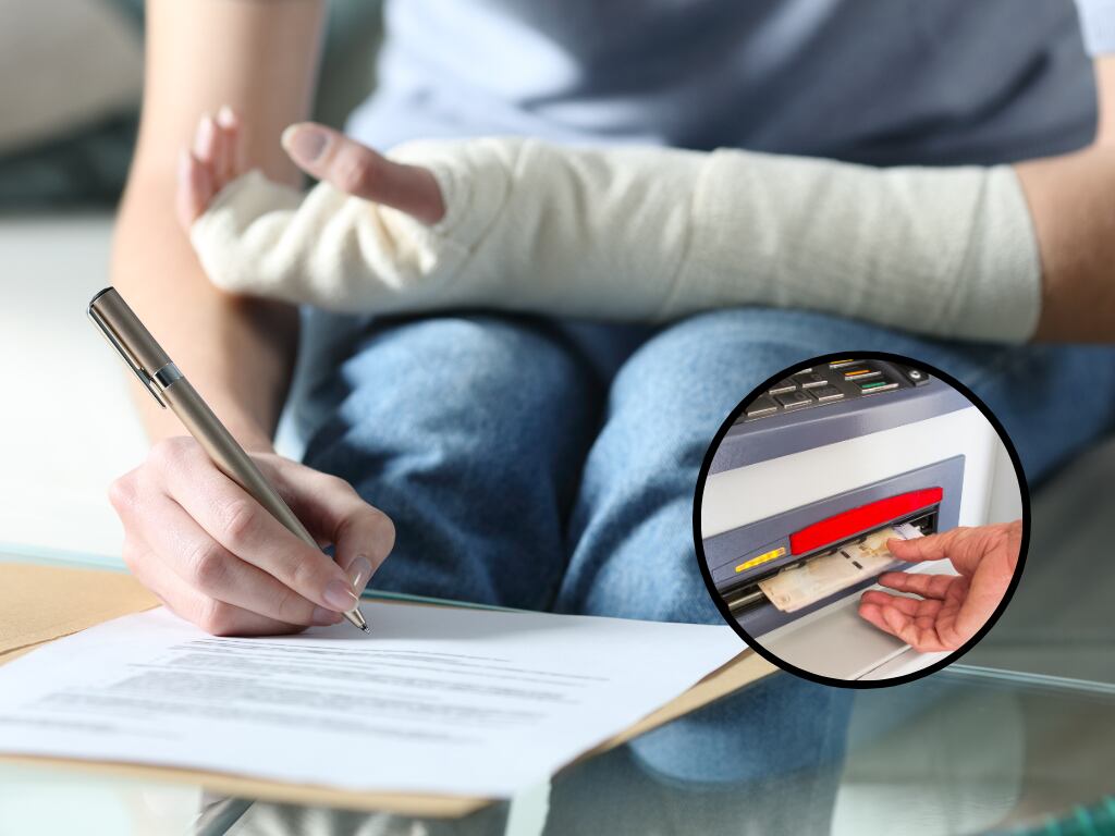 Persona incapacitada laboralmente firmando un contrato y de fondo una persona retirando dinero (Fotos vía Getty Images)