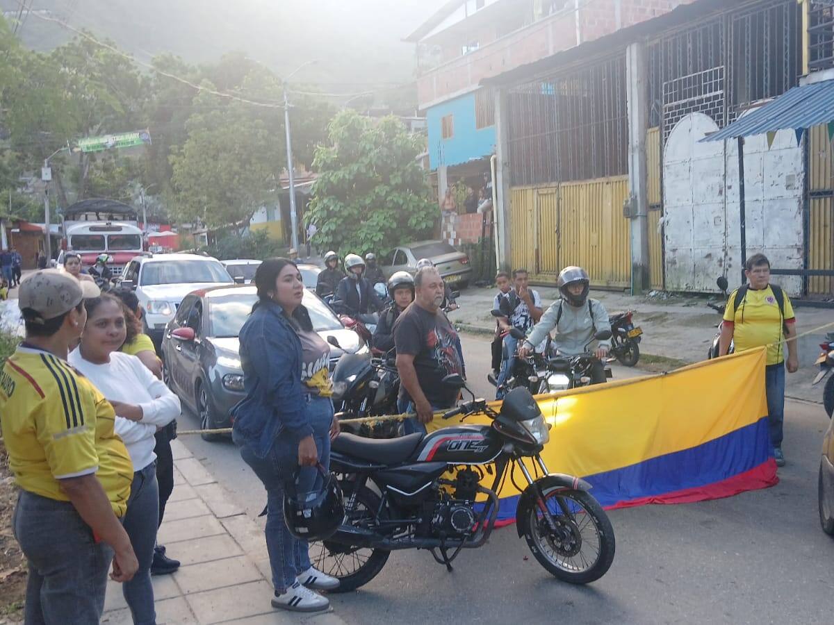 Comunidades de Soto Norte bloquean vía por riesgo de colapso: “La carretera ya dejó tres muertos”