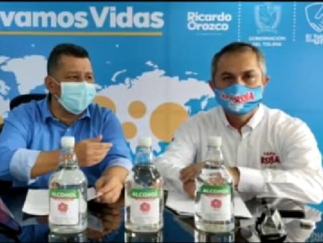 El gobernador del Tolima, Ricardo Orozco, y el gerente de la Fábrica de Licores, Leonardo Bedoya.