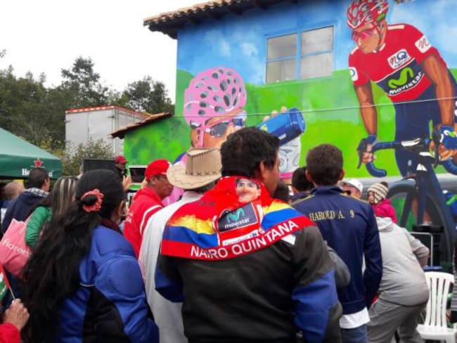 Turistas acompañan el fin de la Vuelta a España 2016 en la casa paterna de Nairo Quintana