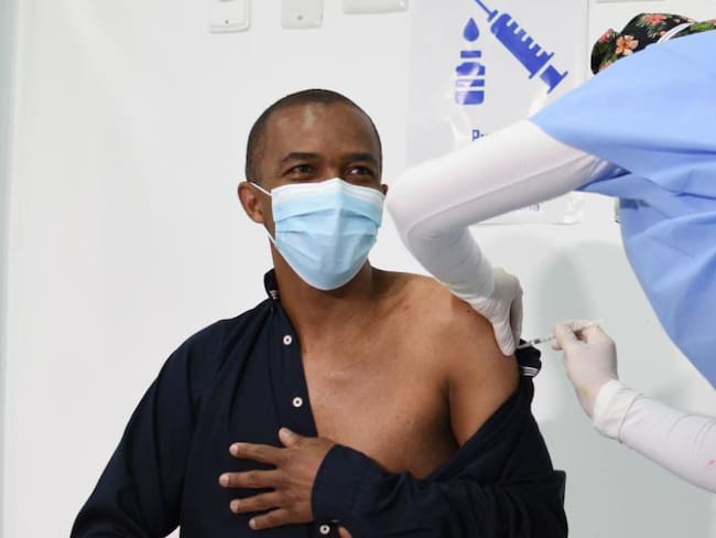 El doctor Mosquera recibiendo la inmunización contra el coronavirus