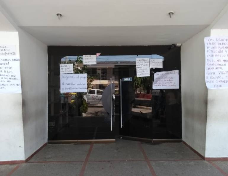 Con pancartas los trabajadores piden el pago de salarios atrasados