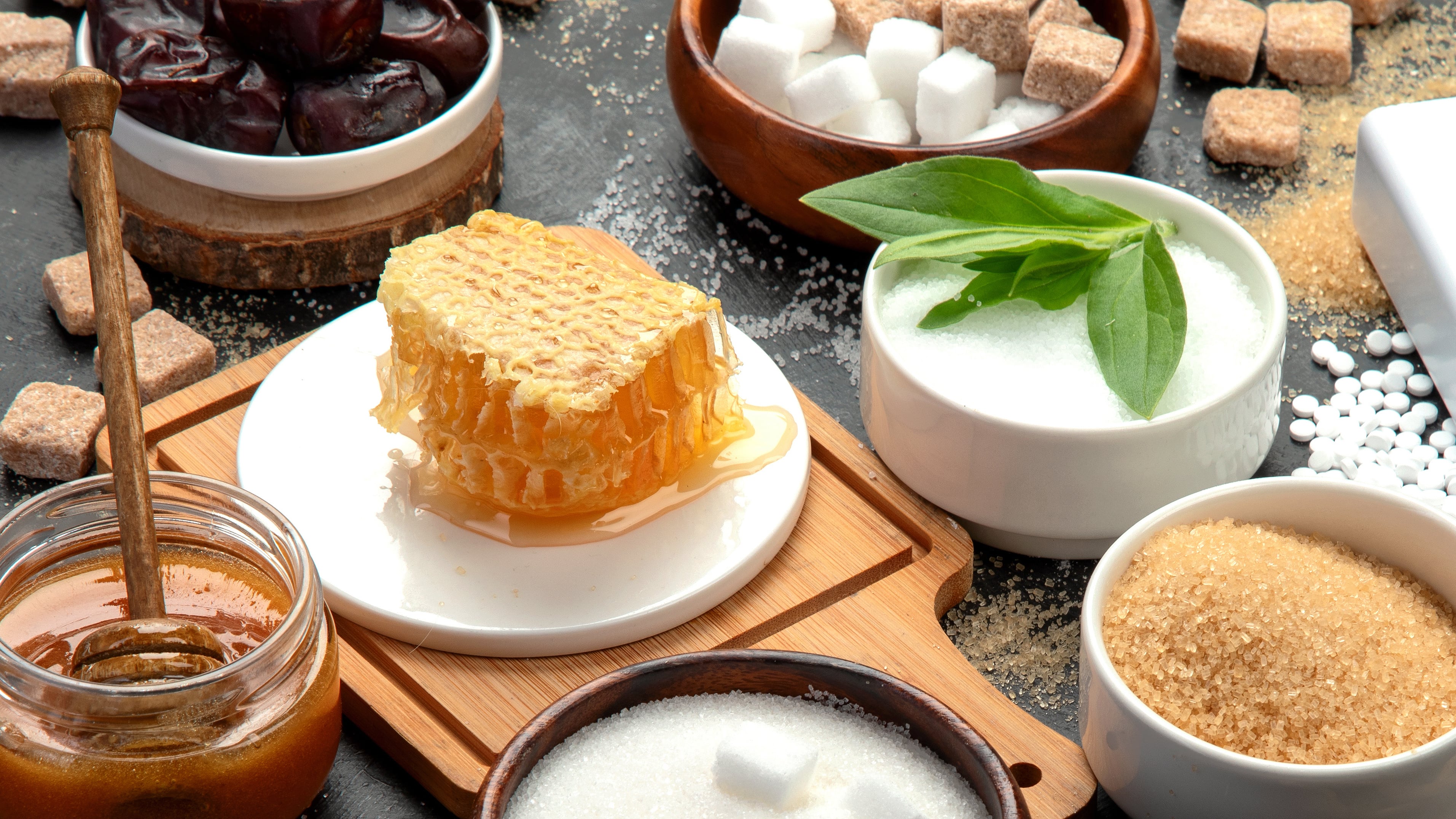 Varias opciones de endulzante sobre una mesa (Foto vía Getty Images)