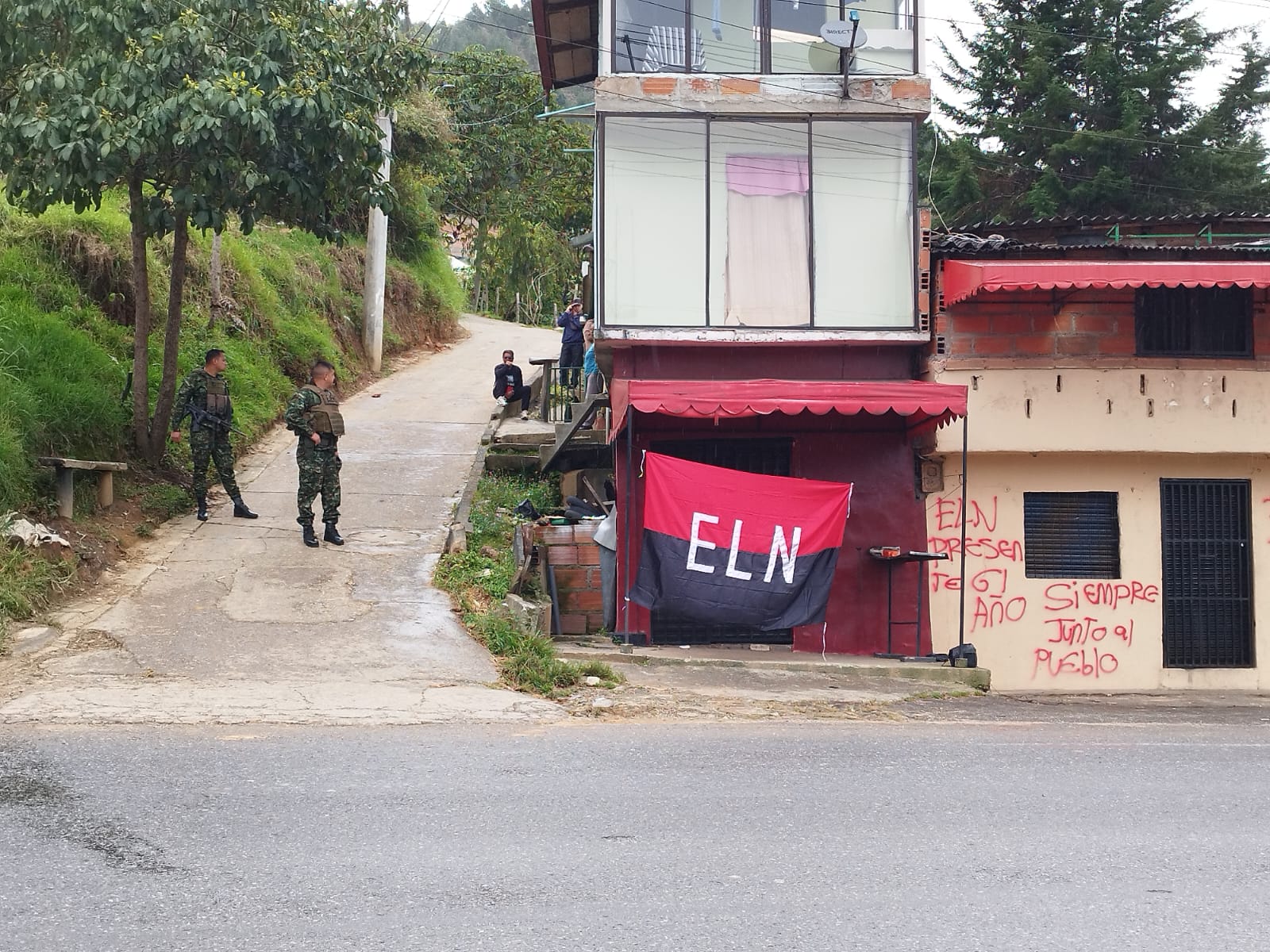 Bandera del ELN fue instalada en la vía Medellín - Costa Caribe. Foto: Cortesía.