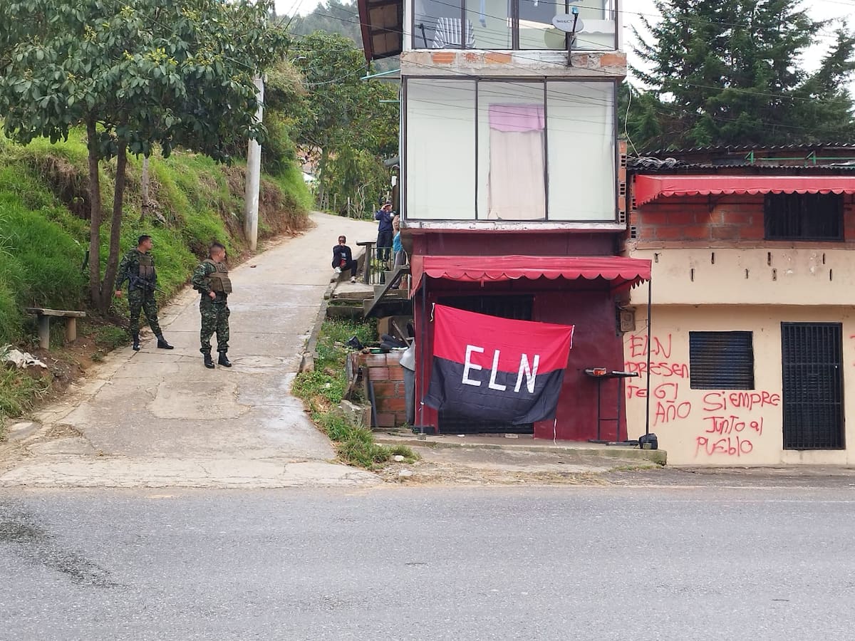Bandera del ELN fue instalada en la vía Medellín - Costa Caribe