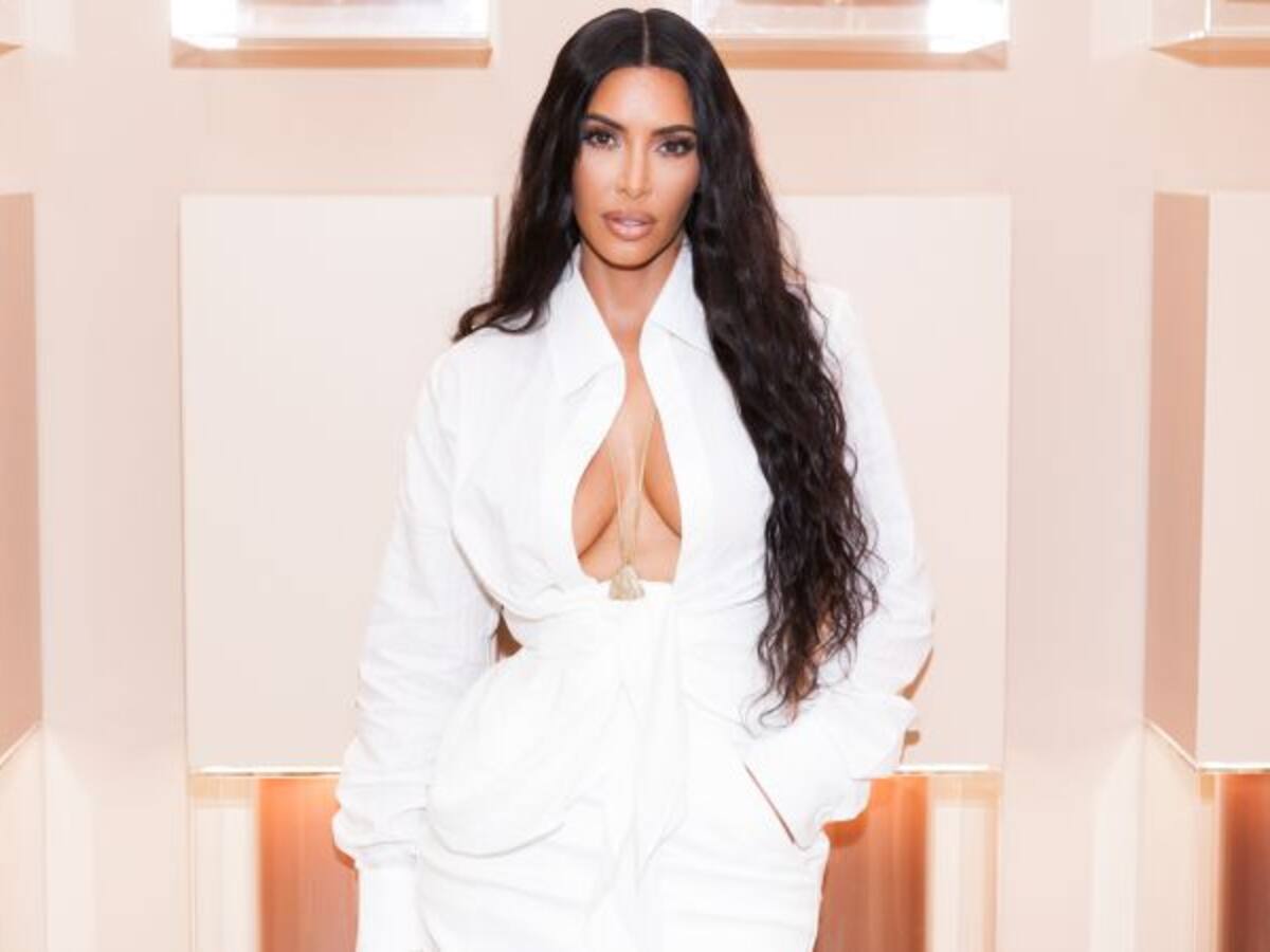 Kim Kardashian posa con un hombre desnudo y la pone en aprietos