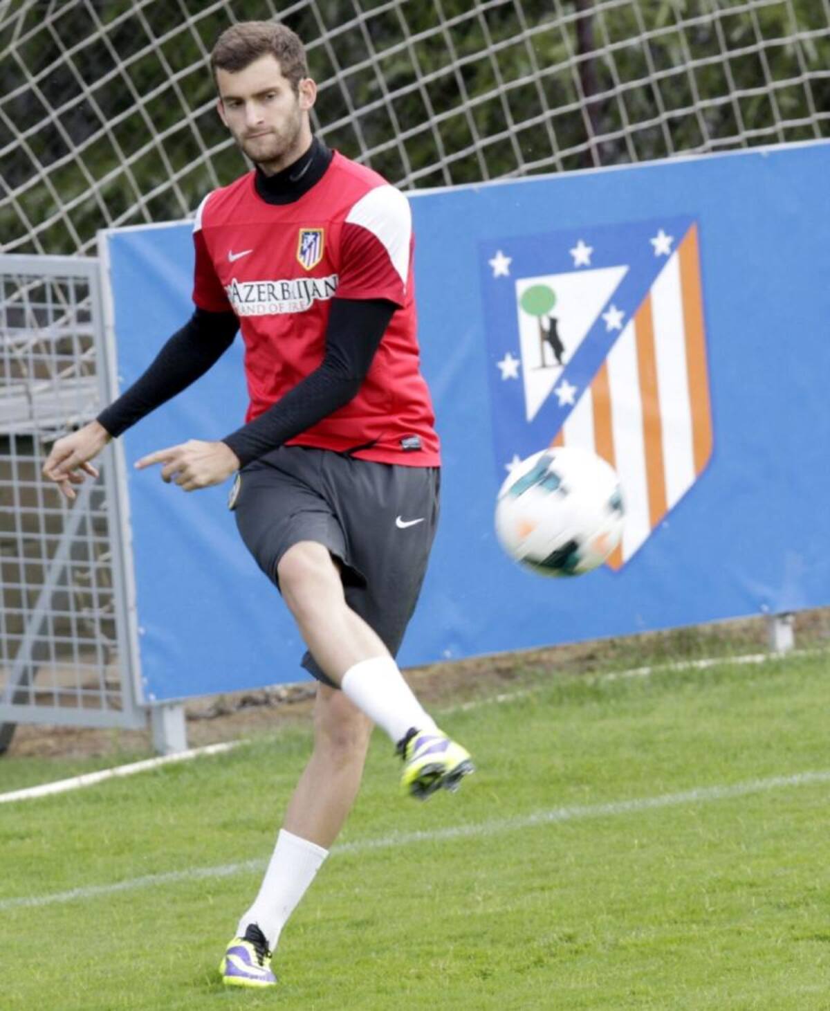 Diego Costa entrenó con su equipo en medio de la polémica que ha generado si será convocado a la Selección de España o Brasil.