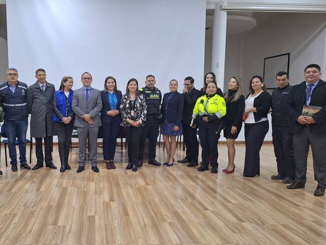 Dos programas buscan regularizar la titularidad de 471 predios y legalizar asentamientos urbanos en 16 barrios priorizados, beneficiando a miles de familias.