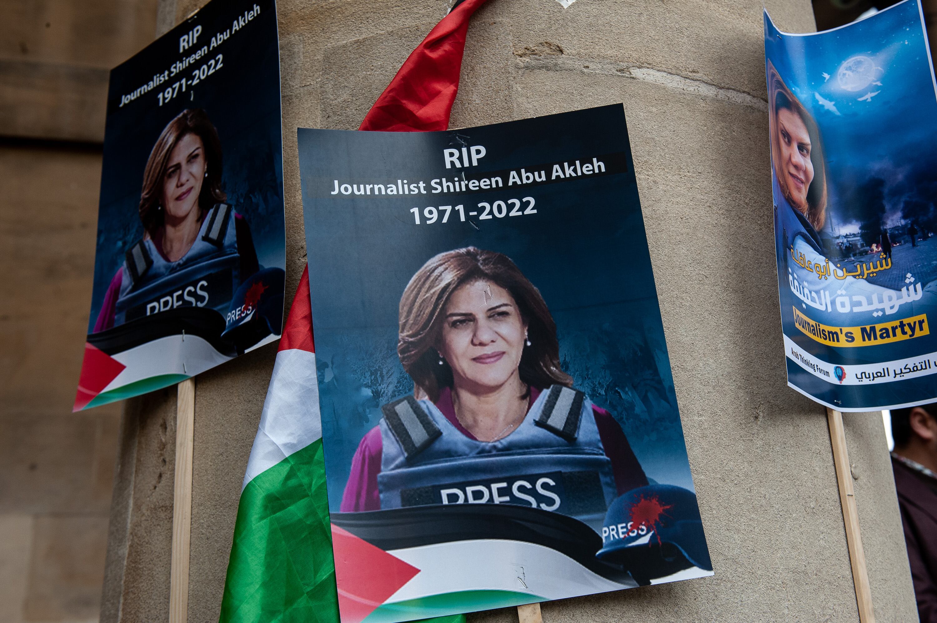 Tributos para la periodista de Al Jazeera, Shireen Abu Akleh, quien fue asesinada en Palestina tras recibir disparos de tropas israelíes pese haber estado debidamente presentada con indumentaria de Prensa. 
(Foto:   Guy Smallman/Getty Images)