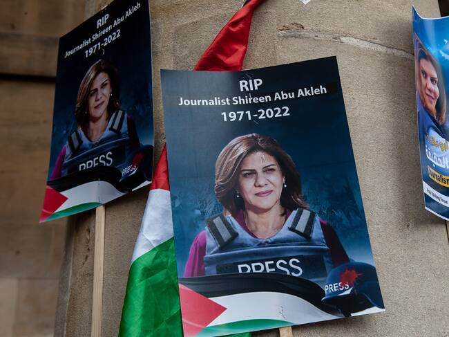 Tributos para la periodista de Al Jazeera, Shireen Abu Akleh, quien fue asesinada en Palestina tras recibir disparos de tropas israelíes pese haber estado debidamente presentada con indumentaria de Prensa.
(Foto: Guy Smallman/Getty Images)