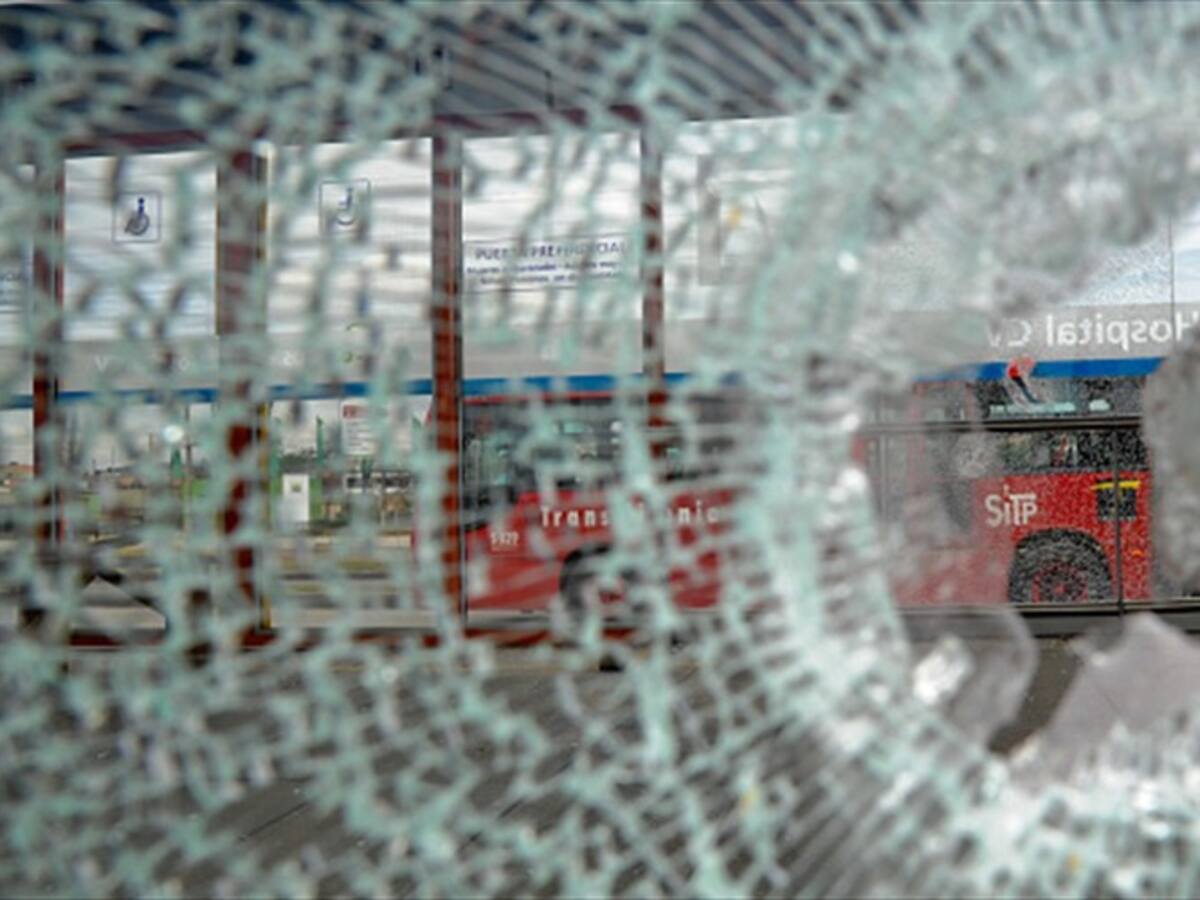 Más de 14 capturados y 22 buses averiados durante disturbios en el sur de Bogotá