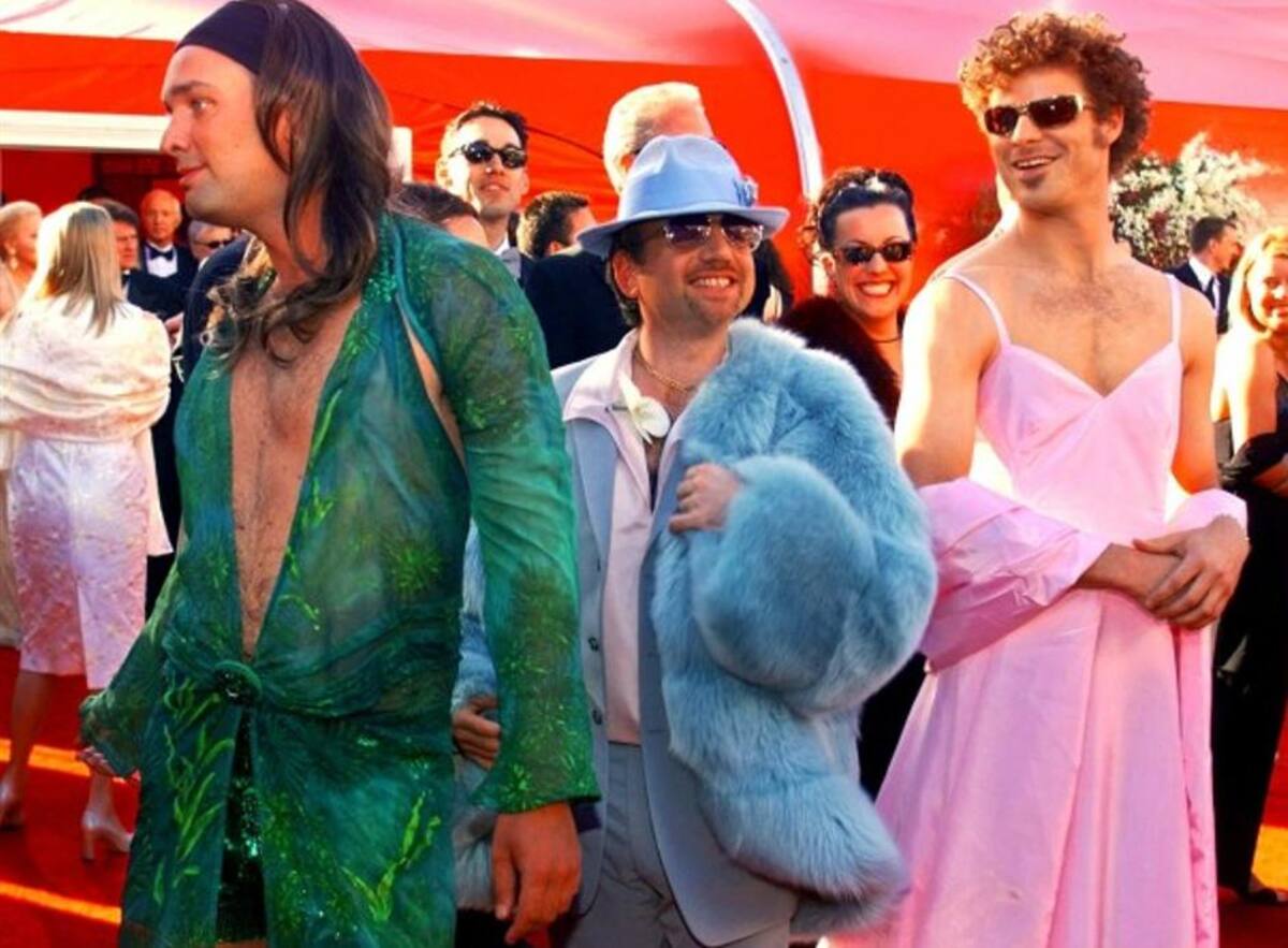 Los creadores de South Park asisten a la gala con el vestuario de Jennifer López en el año 2000.