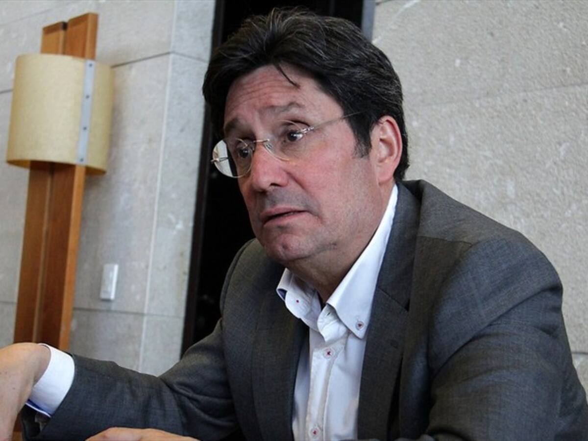 El vocero es el presidente: Francisco Santos sobre vacunas Janssen