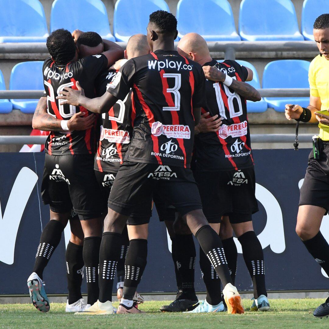 Los jugadores del Pereira celebran una de sus tres anotaciones en Santa Marta / Dimayor.