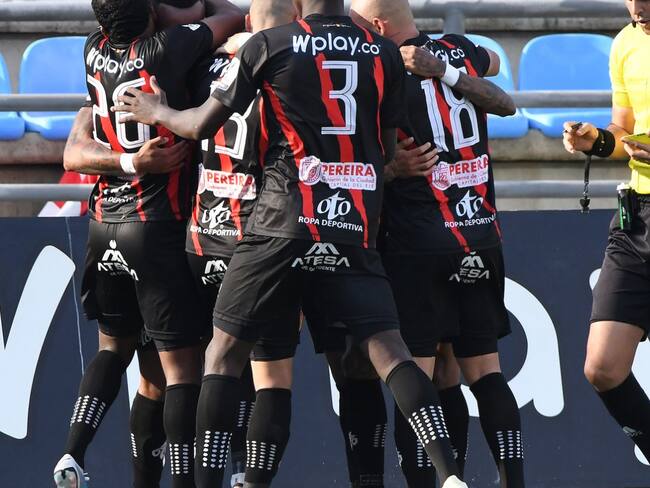 Los jugadores del Pereira celebran una de sus tres anotaciones en Santa Marta / Dimayor.
