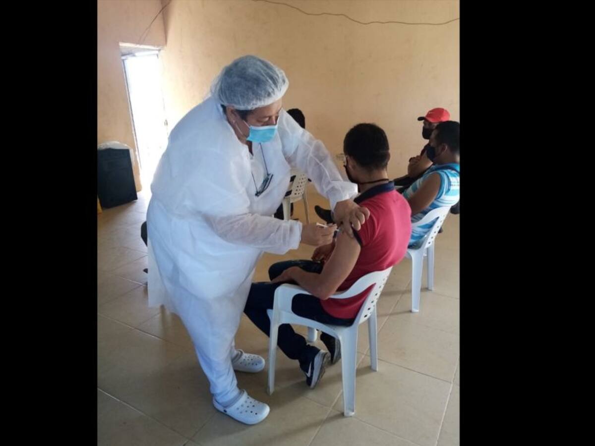 Avanza vacunación en zona rural de Neiva