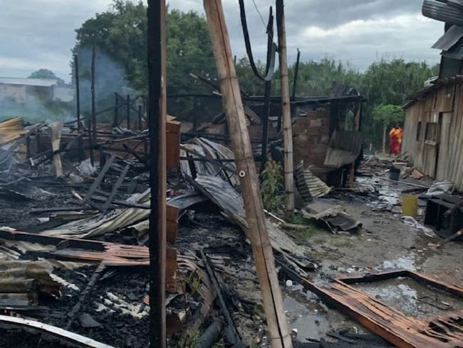 Al menos 20 viviendas destruidas por incendio en Alfonso López