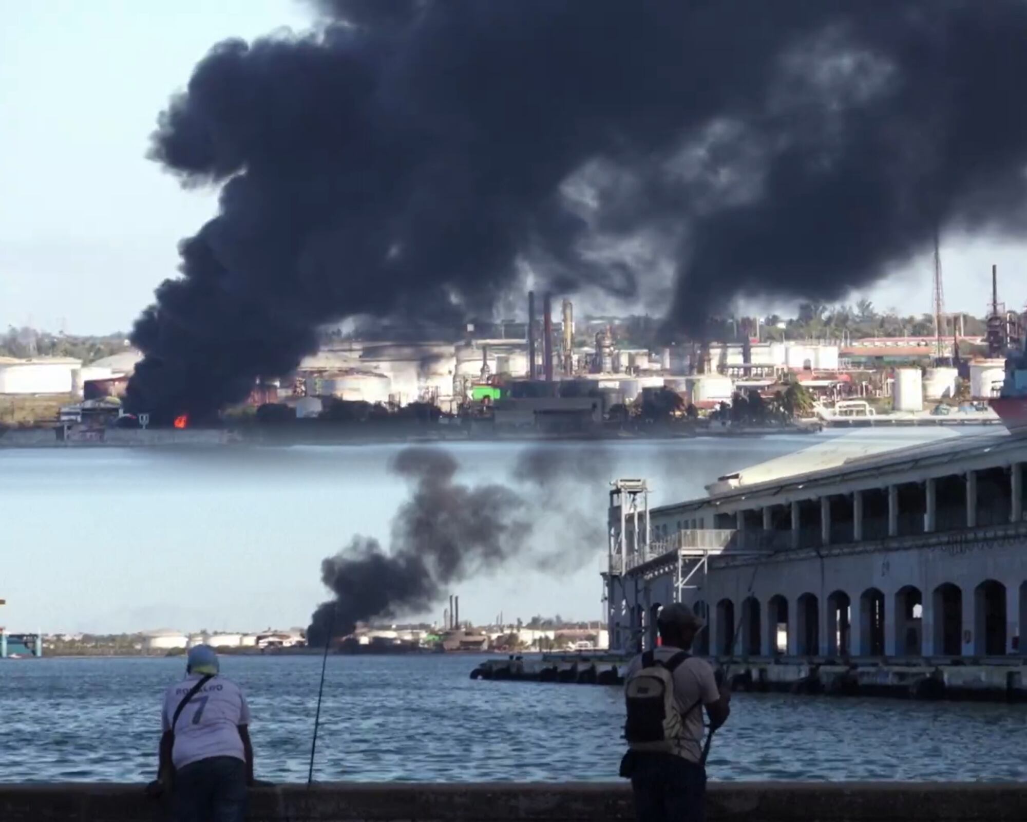 El Ministerio de Energía y Minas de Cuba aseguró que el incendio se controló poco más de una hora después de iniciar y no se reportaron daños graves.
(Foto: AFP / Caracol Radio )