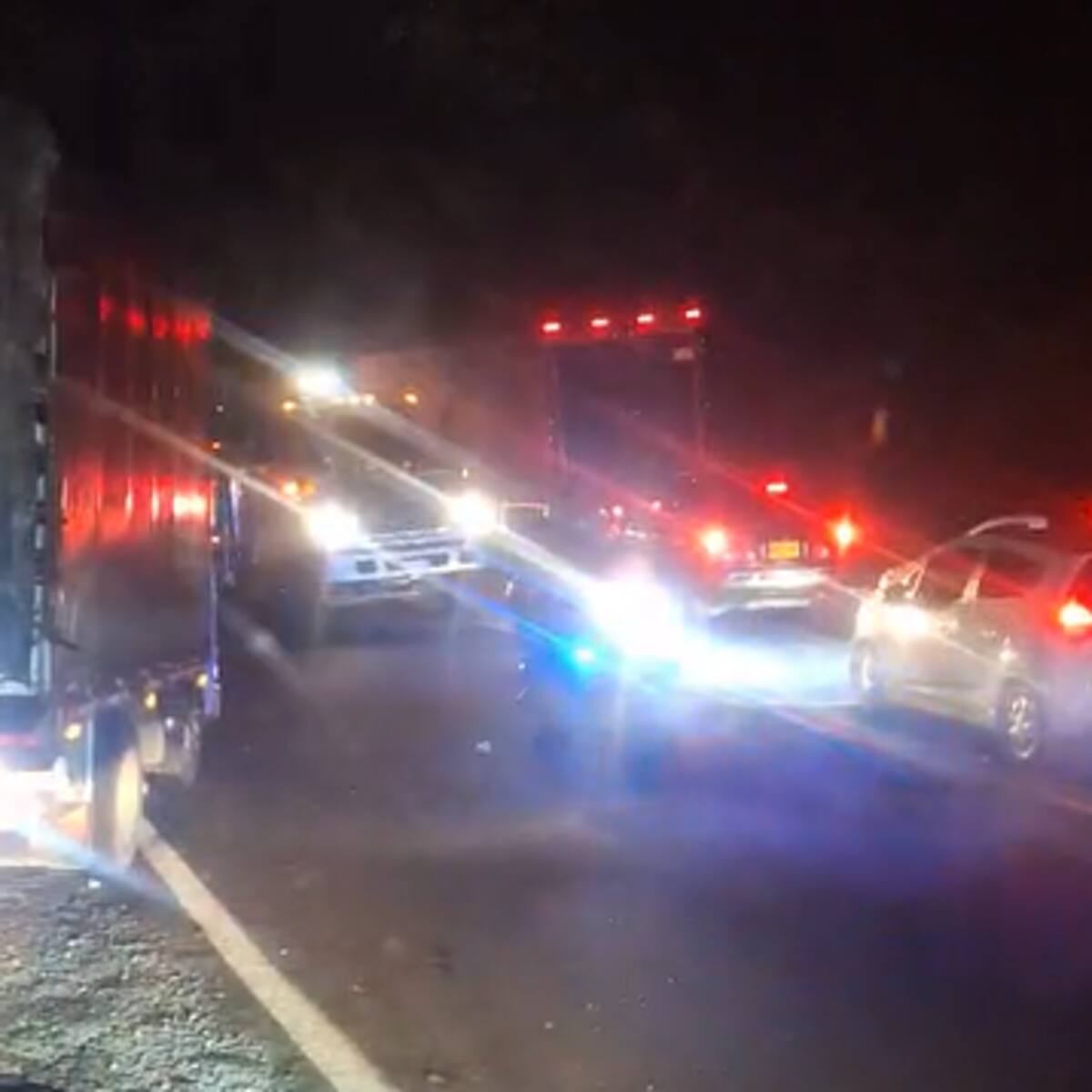 Después de 24 horas de cierre, reabren el paso vehicular en la vía La Línea entre Quindío y Tolima