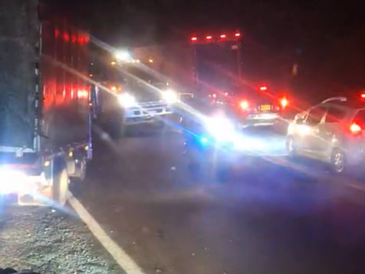 Después de 24 horas de cierre, reabren el paso vehicular en la vía La Línea entre Quindío y Tolima
