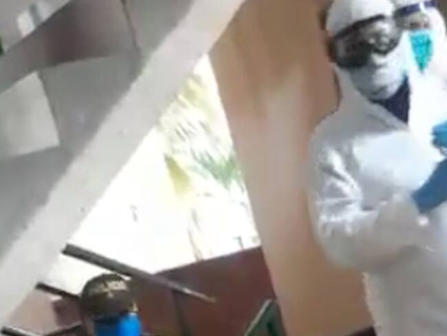 Detienen a hombre con COVID-19 por violar la cuarentena