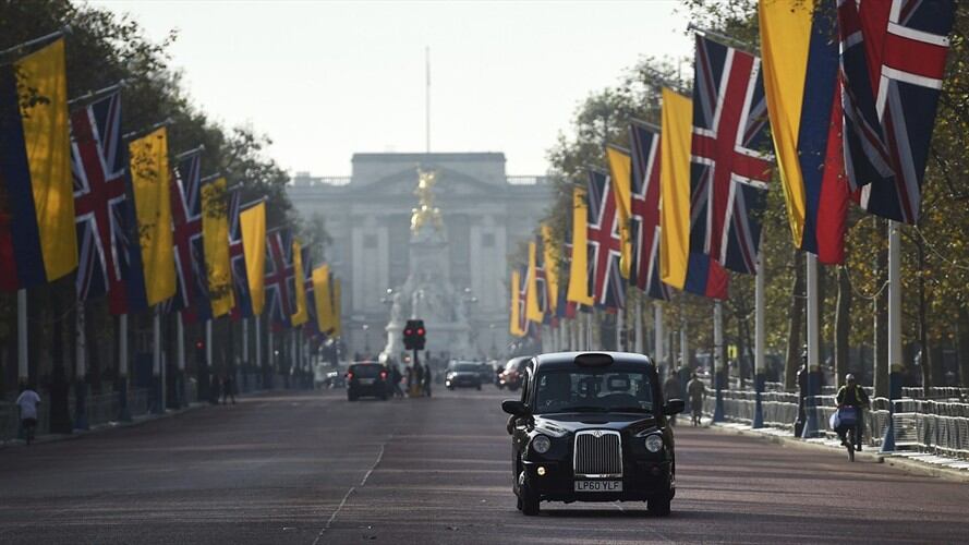 Banderas del Reino Unido y Colombia engalanan la calle The Mall en el centro de Londres. Foto: Agencia EFE