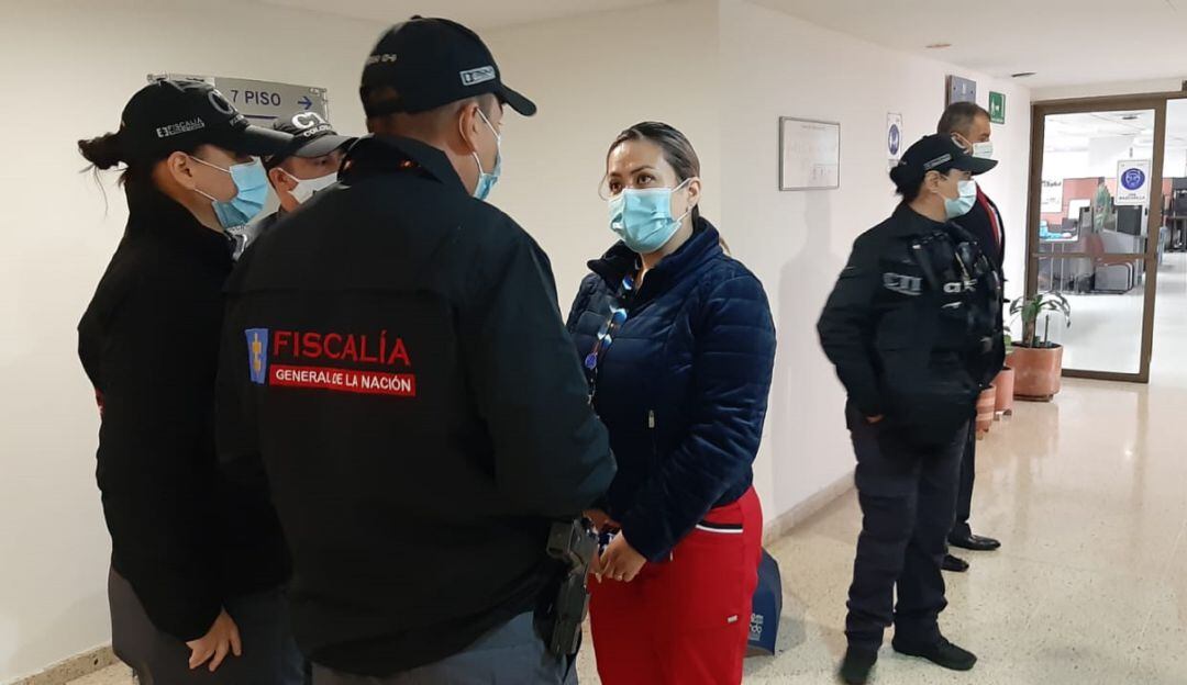 Momento de la captura de una exfuncionaria de la CENAC por presunta acorrupción. Actualmente trabaja en la Secretaría de Salud de Bogotá