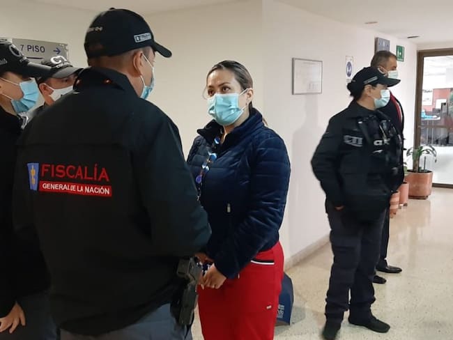Momento de la captura de una exfuncionaria de la CENAC por presunta acorrupción. Actualmente trabaja en la Secretaría de Salud de Bogotá