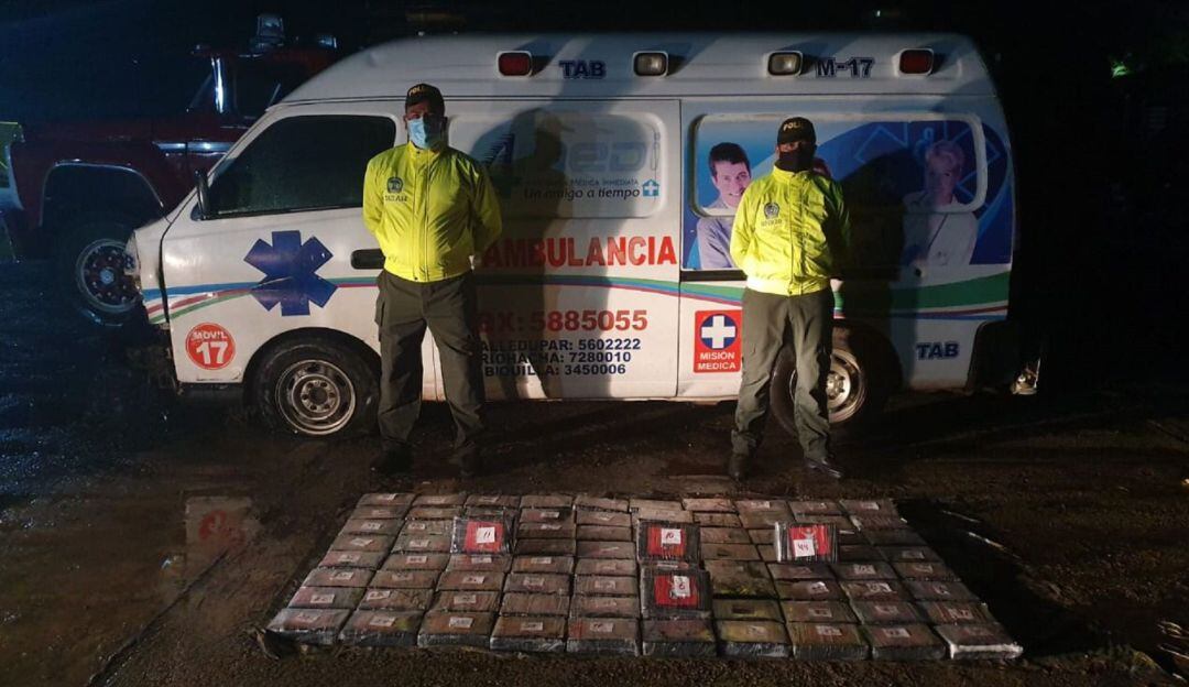 La droga estaba camuflada en el suelo del vehículo y en la camilla. 