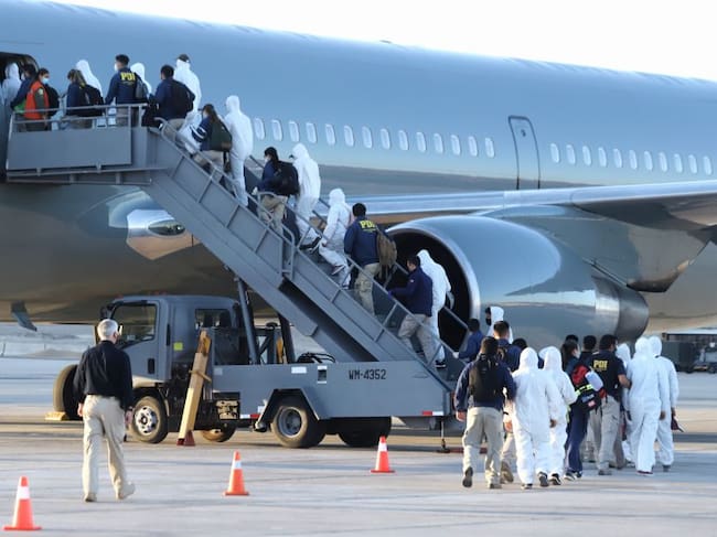 Autoridades chilenas expulsan migrantes colombianos y venezolanos por cruzar la frontera ilegalmente.