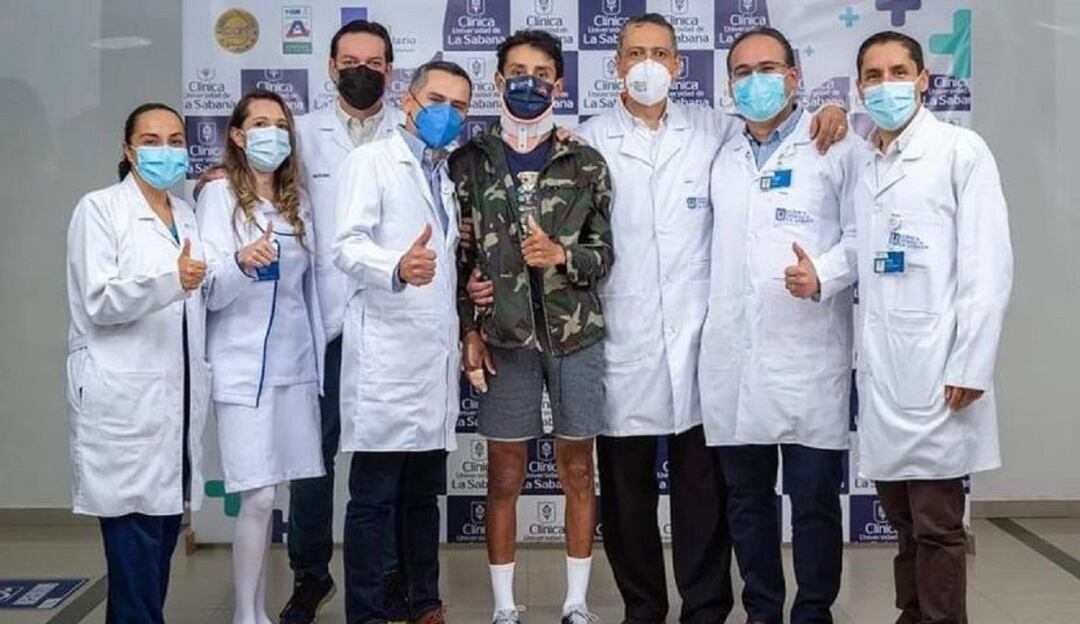 Egan Bernal, de pie junto al grupo médico de la Clínica Unisabana.