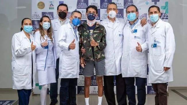 Egan Bernal, de pie junto al grupo médico de la Clínica Unisabana.