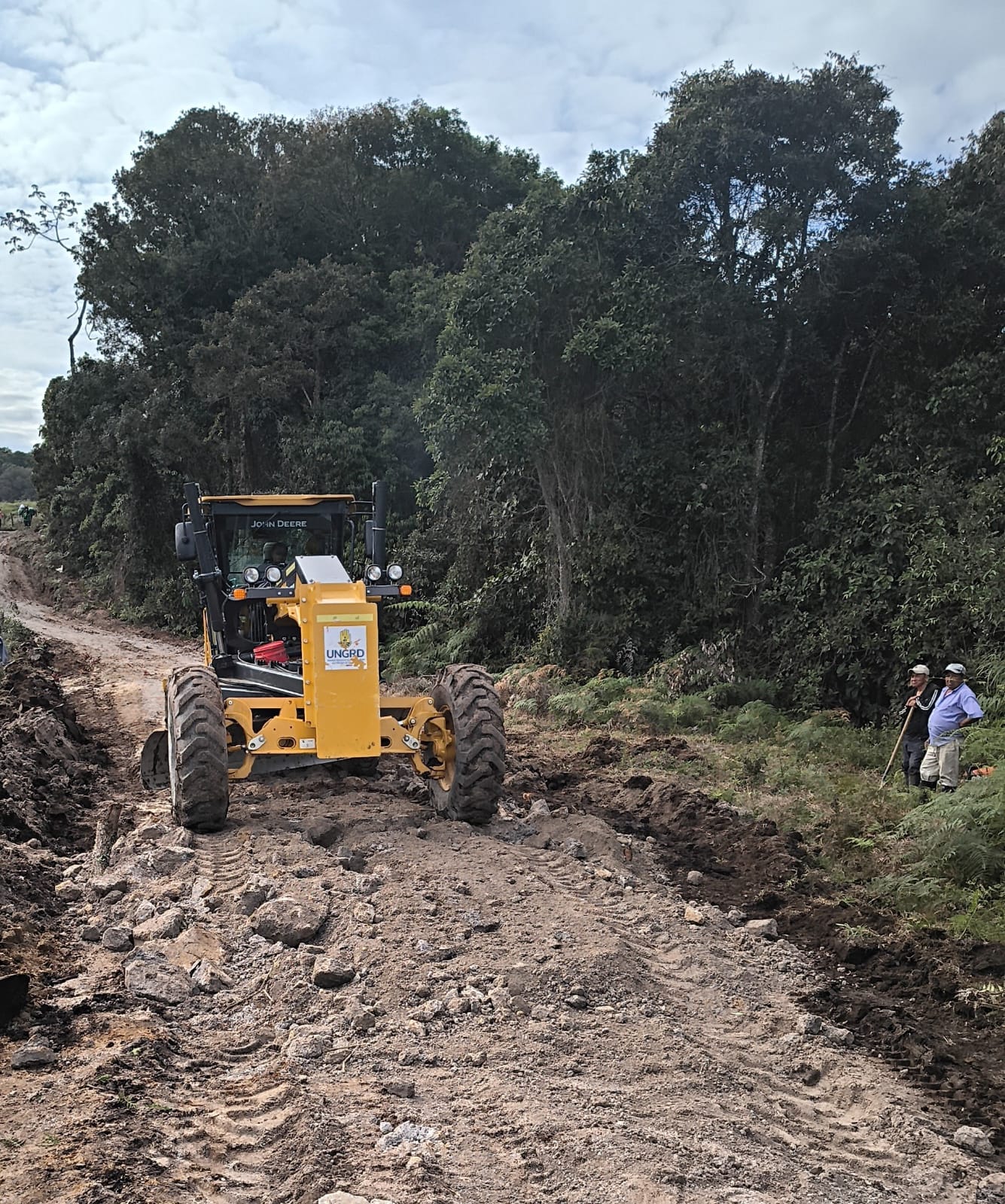 Las acciones se ejecutan con motoniveladoras, retroexcavadoras. Foto Gobernación Huila.