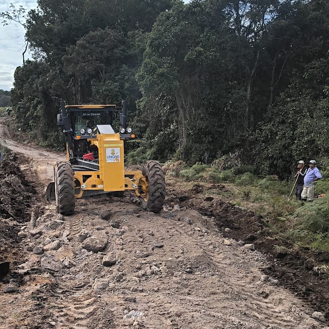 Las acciones se ejecutan con motoniveladoras, retroexcavadoras. Foto Gobernación Huila.