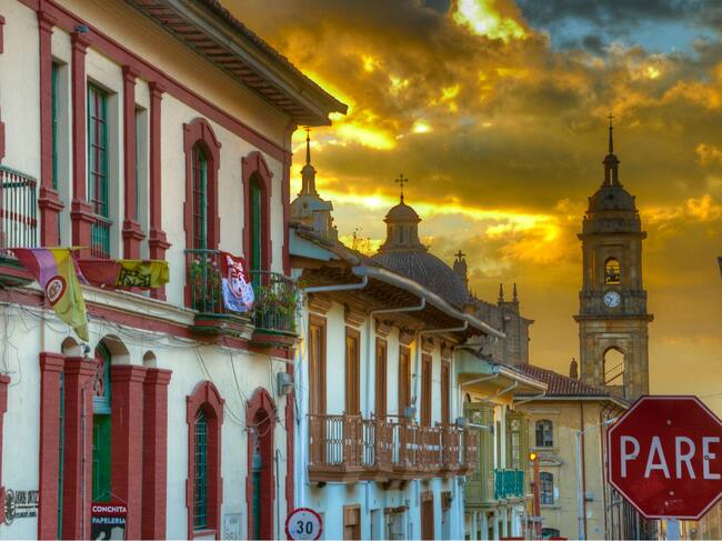Importante capital colombiana fue nombrada 'la ciudad más auténtica del mundo para viajar' ¿Por qué?. Bogota sunset in the centre.. Cortesía: Getty Images