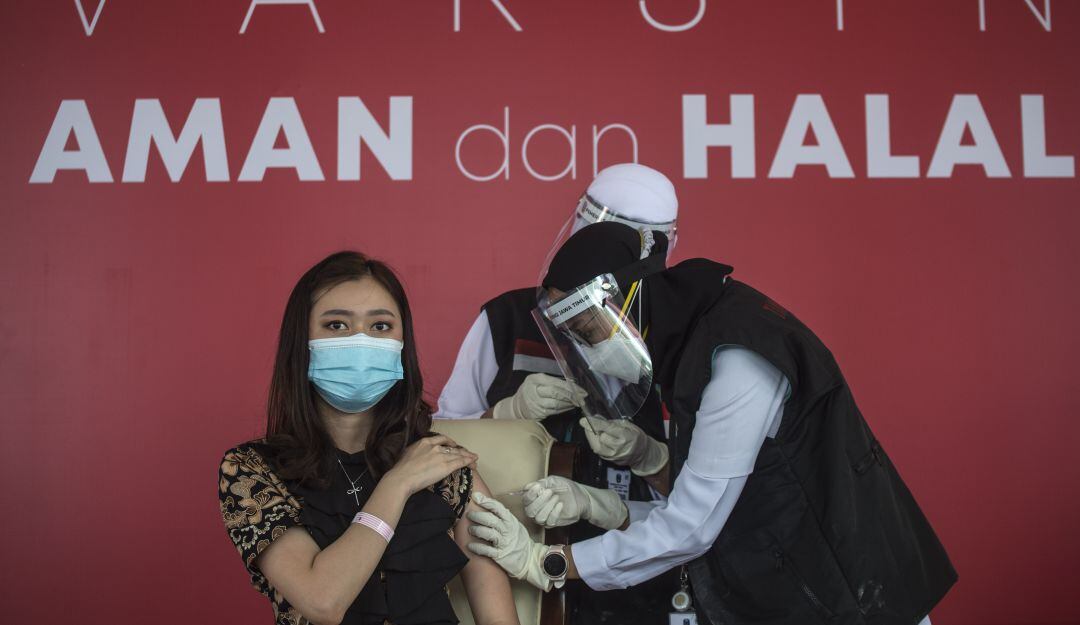 Indonesia, el país que va a vacunar primero a los más jóvenes.