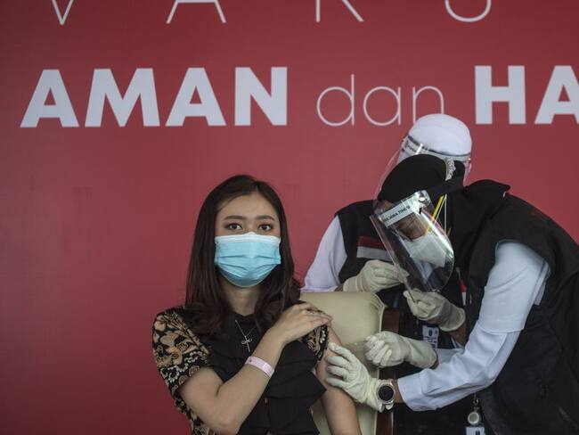 Indonesia, el país que va a vacunar primero a los más jóvenes.