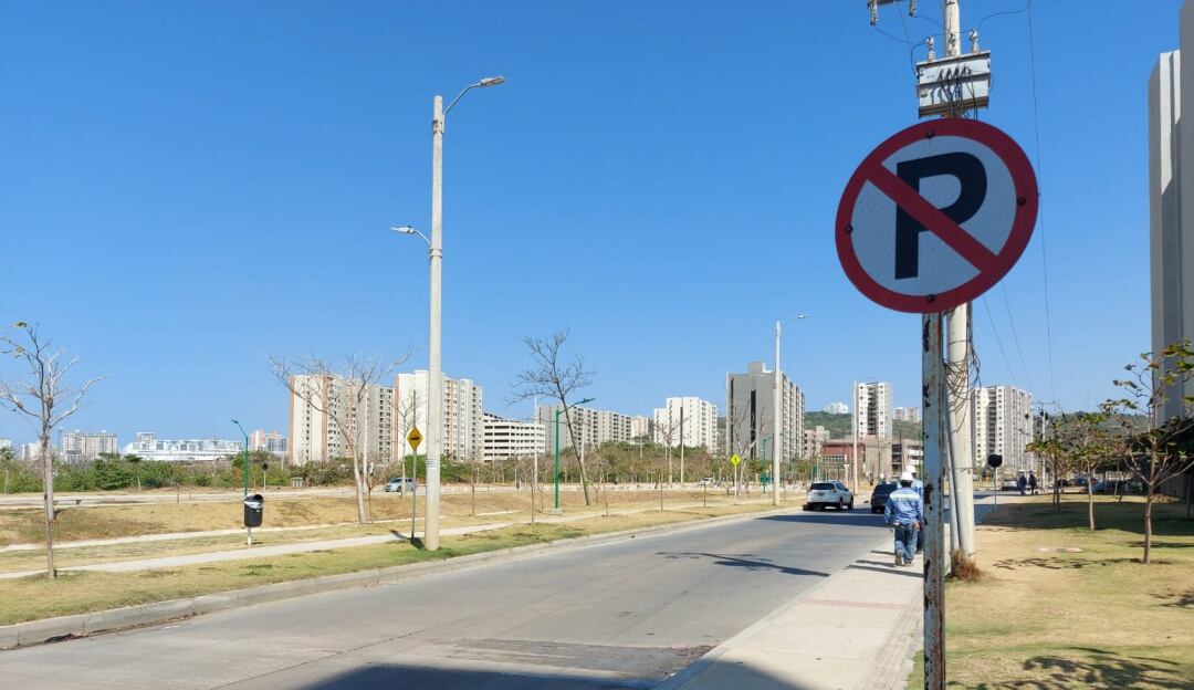 Instalación de la señal que indica prohibido parquear.