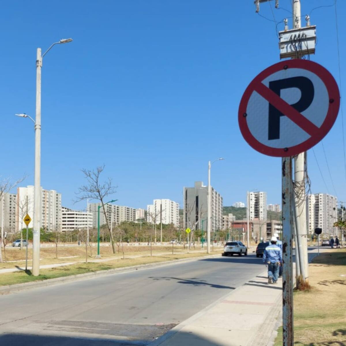 Distrito prohíbe parqueo en tramos viales de Alameda del Río