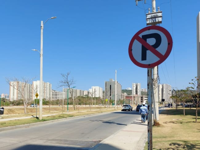 Instalación de la señal que indica prohibido parquear.