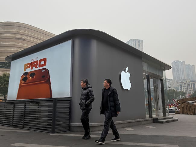 Apple, iPhone. (Photo by Cheng Xin/Getty Images)