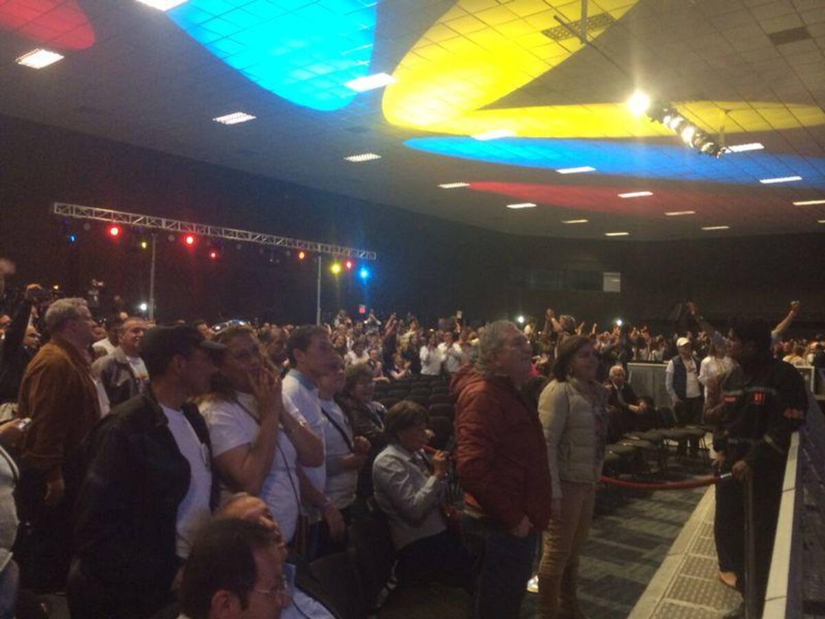 En el auditorio G-12 en Bogotá, seguidores del candidato presidencial Óscar Iván Zuluaga celebran a la espera de que llegue para que haga su intervención.