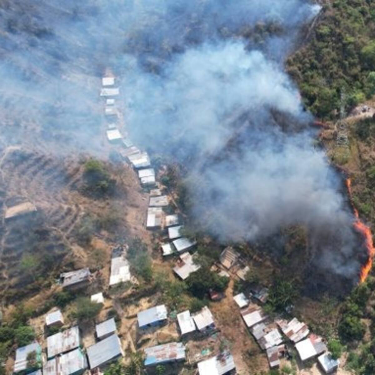 Enorme incendio forestal en la autopista Floridablanca - Piedecuesta