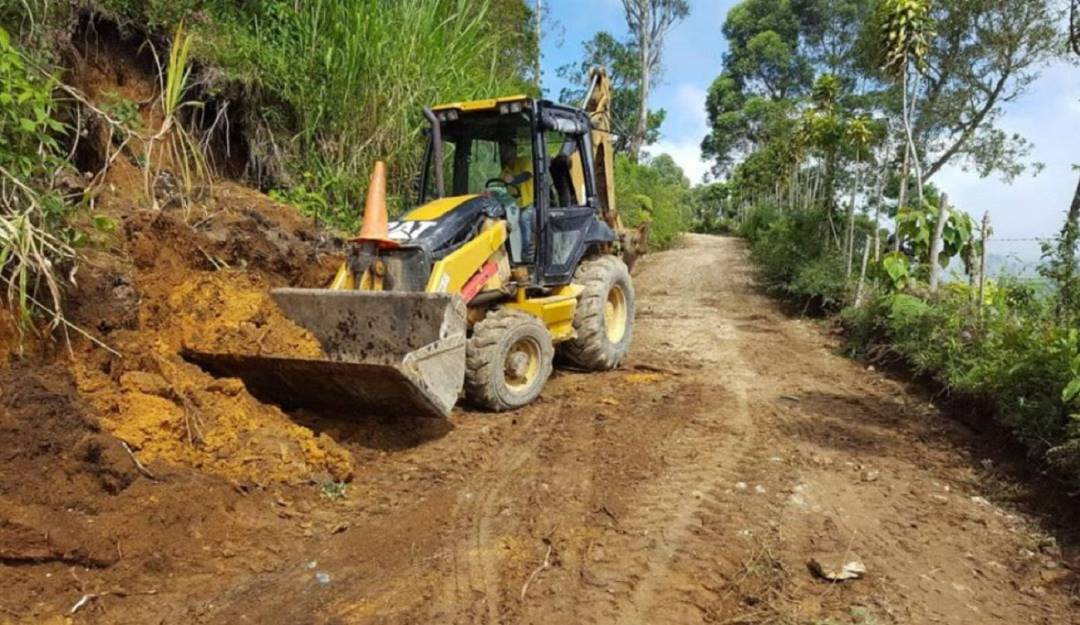 Una piedra cayó sobre dos personas mientras removían un derrumbe. Crédito: Gobernación de Caldas.