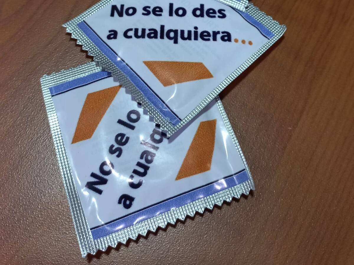 “No se lo des a cualquiera”, campaña política con entrega de condones en Armenia