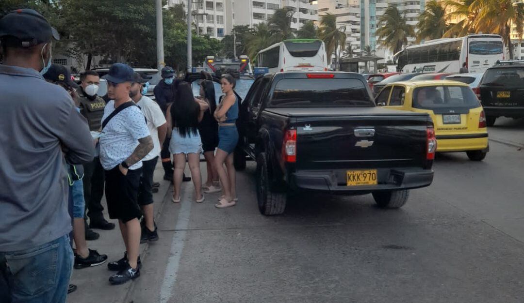 Los visitantes intimidaron al funcionario quien solicitó a un agente del DATT que inmovilizara el vehiculo por no portar placa delantera