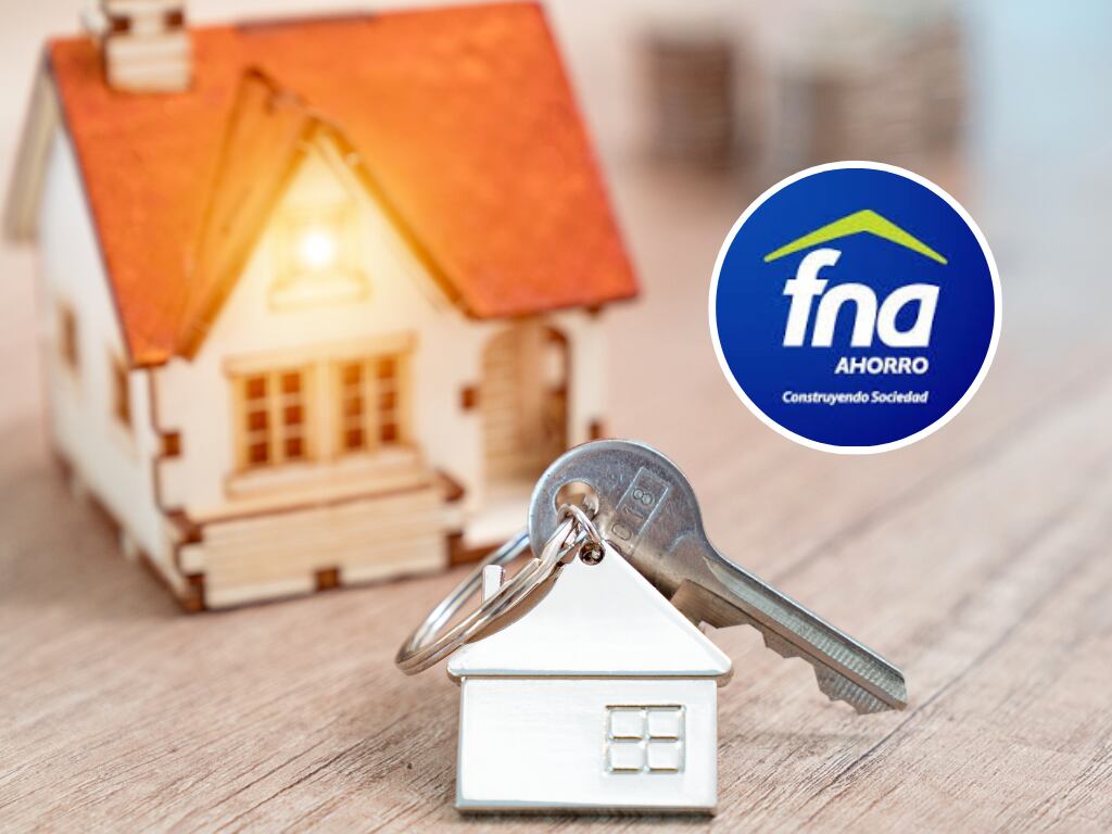 Una casa tamaño pequeño de madera, las llaves de una casa y de fondo el logotipo del Fondo Nacional del Ahorro (Fotos vía Getty Images y logo por COLPRENSA)
