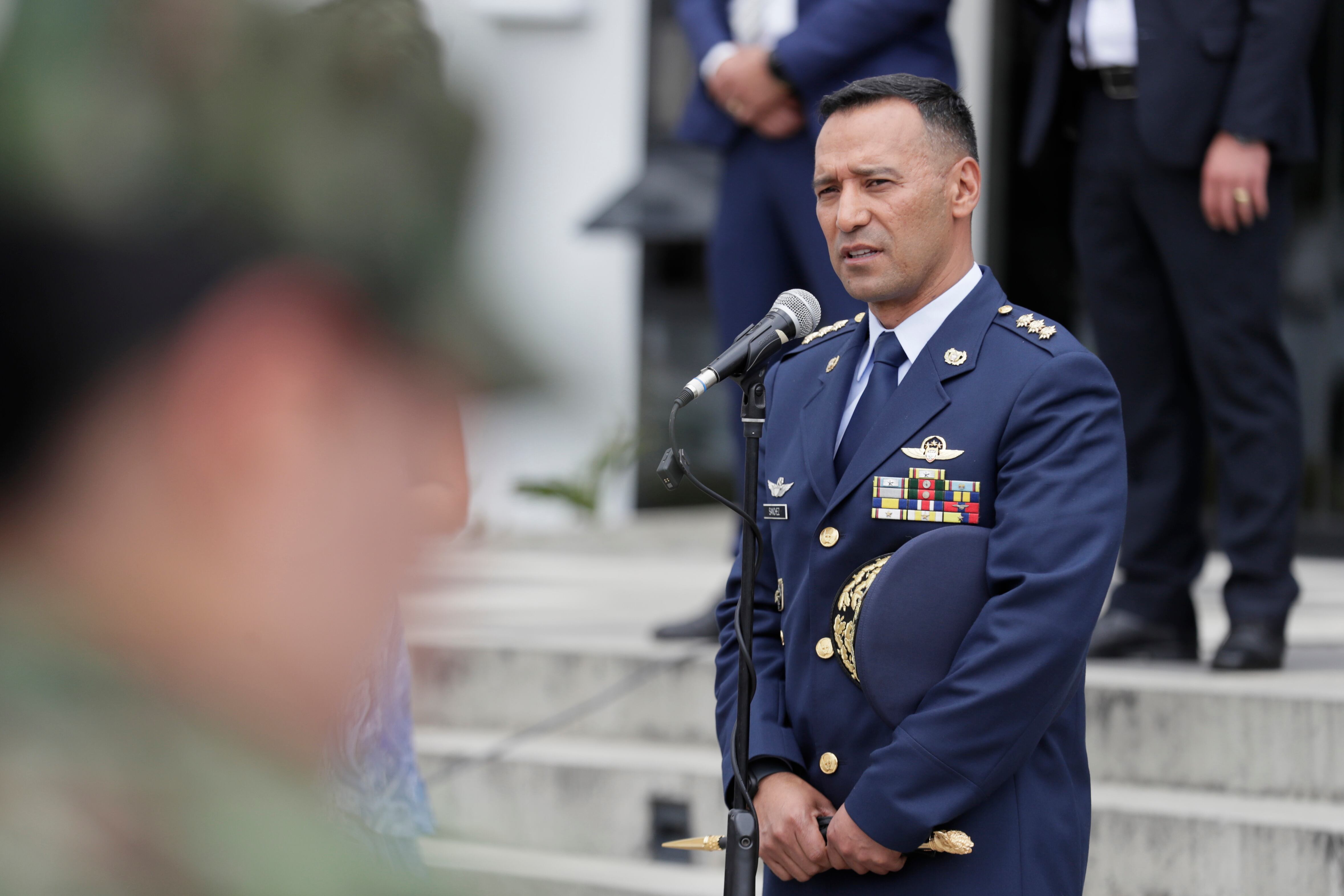 AME1680. BOGOTÁ (COLOMBIA), 20/02/2025.- El designado ministro de Defensa de Colombia, general de la Fuerza Aeroespacial Pedro Sánchez Suárez, habla durante una rueda de prensa este jueves, en Bogotá (Colombia). Sánchez Suárez anunció que se retira como militar activo para poder asumir el cargo como civil y evitar una crisis en las Fuerzas Armadas. EFE/ Carlos Ortega