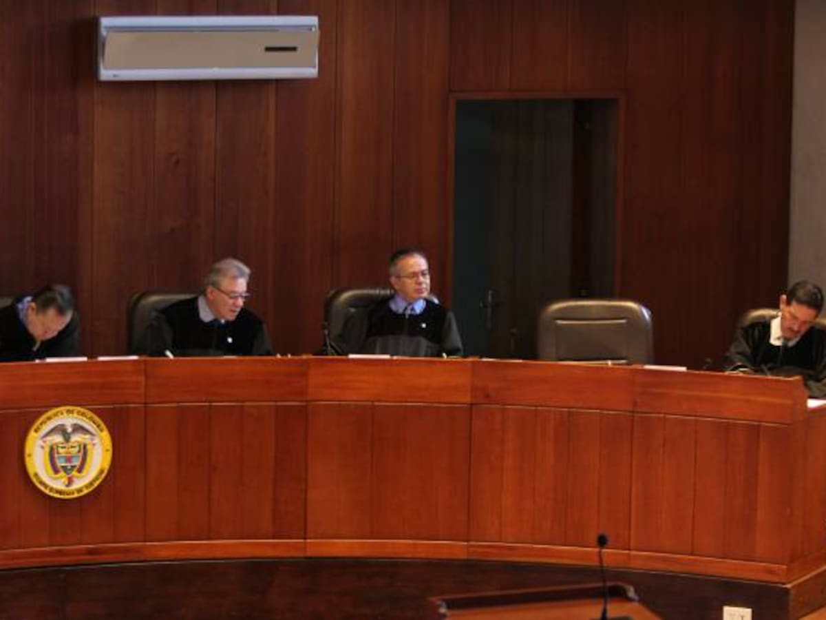 Corte ordenó priorizar investigación a Uribe por paramilitarismo